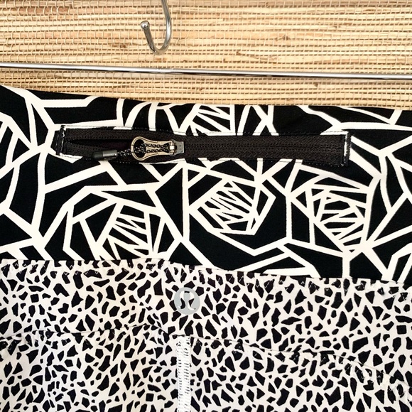lululemon Geometric Rose Cropped Legging - Picture 3 of 6